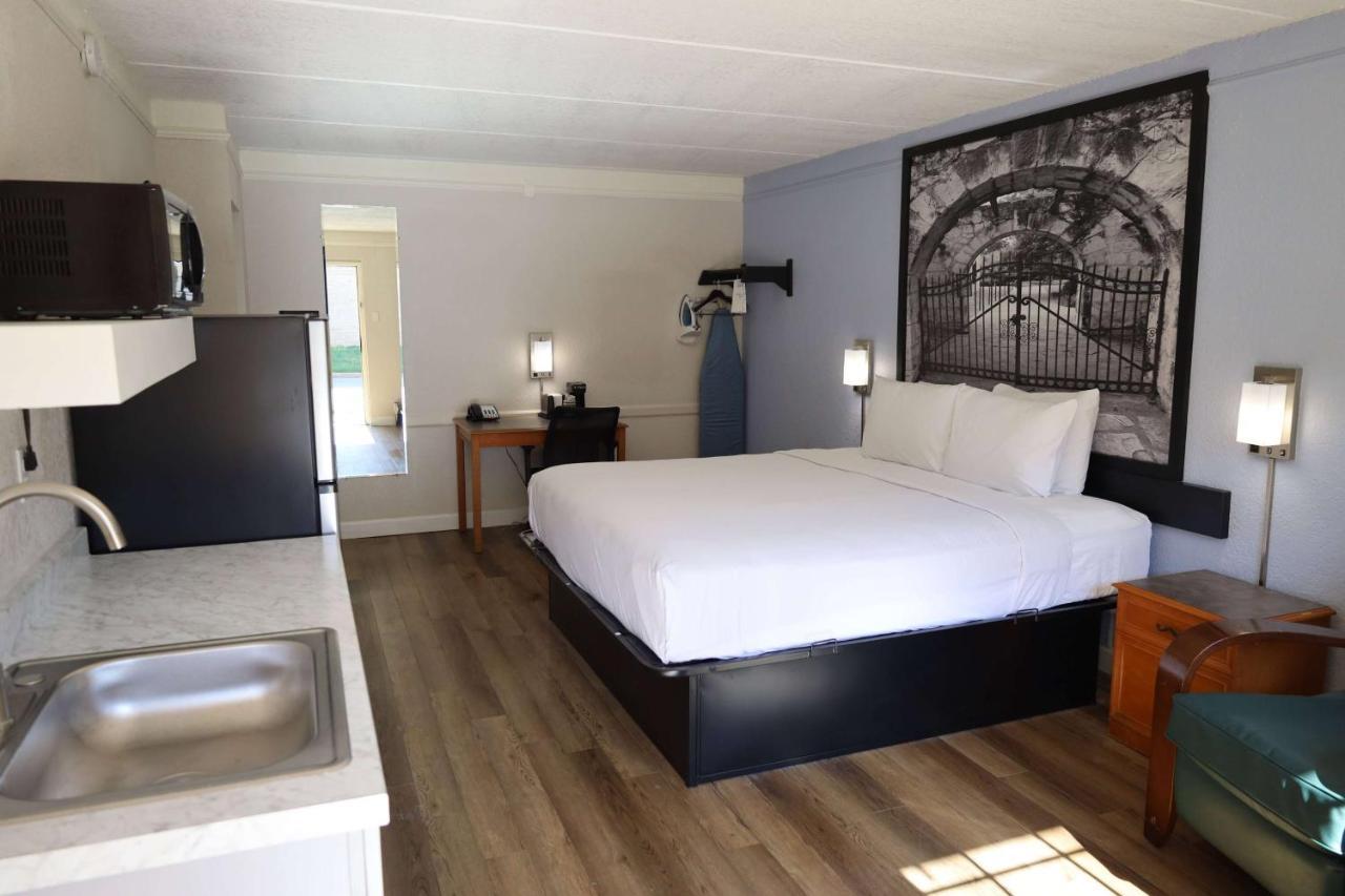 Hotel Super 8 By Wyndham Austin South I-35 Zewnętrze zdjęcie